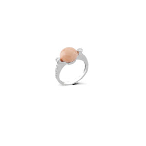 Anello in oro 18 kt, corallo rosa e diamanti