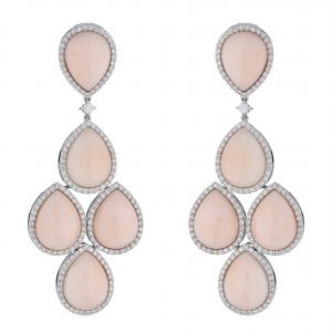 Orecchini in oro 18 kt, corallo rosa e diamanti