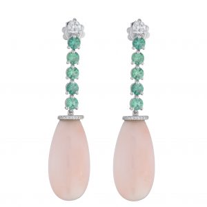 Orecchini in oro 18 kt, corallo rosa, diamanti e smeraldi