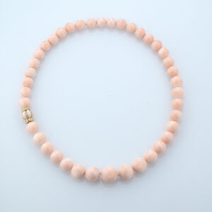 Collana in corallo rosa, chiusura in oro 18 kt, corallo rosa e diamanti