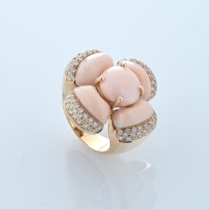 Anello in oro 18 kt, corallo rosa e diamanti
