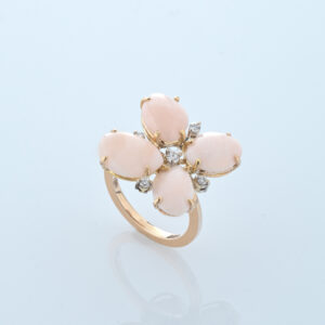 Anello in oro 18 kt, corallo rosa e diamanti