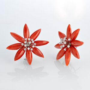 Orecchini in oro 18 kt, corallo rosso e diamanti