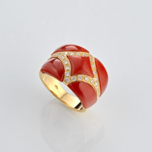 Anello in oro 18 kt, corallo rosso e diamanti