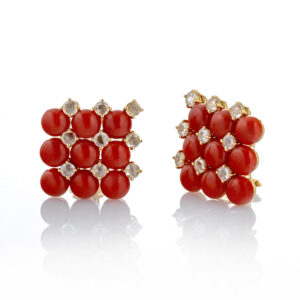 Orecchini in oro 18 kt, corallo rosso e diamanti