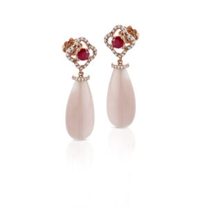 Orecchini in oro 18 kt, corallo rosa, rubini e diamanti