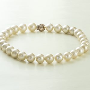 Collana di perle, chiusura in oro 18 kt e diamanti