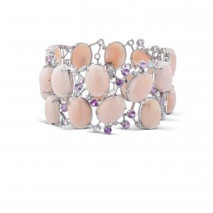 Bracciale in oro 18 kt, corallo rosa, zaffiri e diamanti